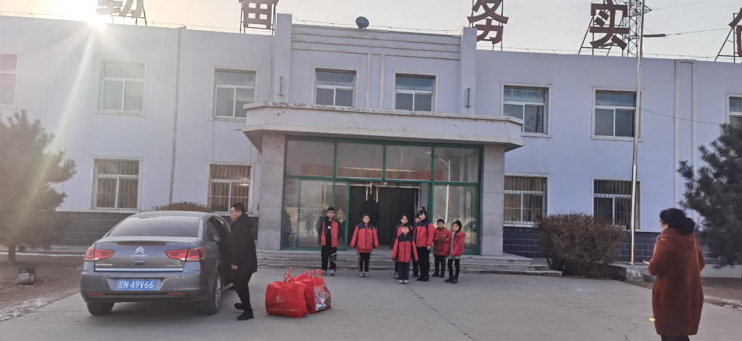 愛心幫扶貧困生，冰河助學(xué)暖人心